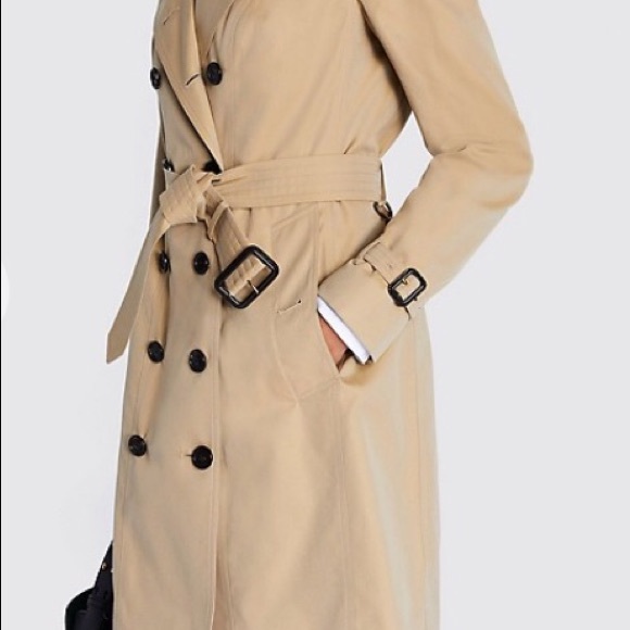 Gorgeous Burberry Coat Almost New - Picture 2 of 8